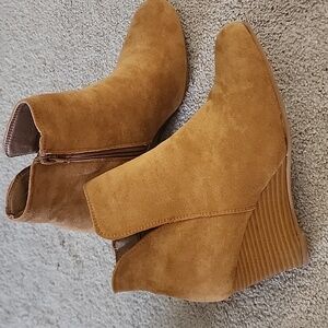 NWOT Tinstree Tan Suede Ankle Boots
